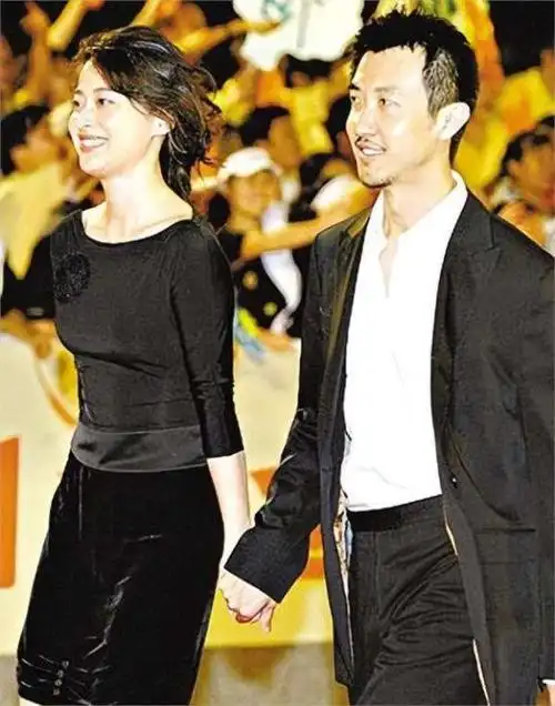 梅婷养他6年,李小冉为他堕胎2次,55岁的他娶小15岁娇妻很幸福!