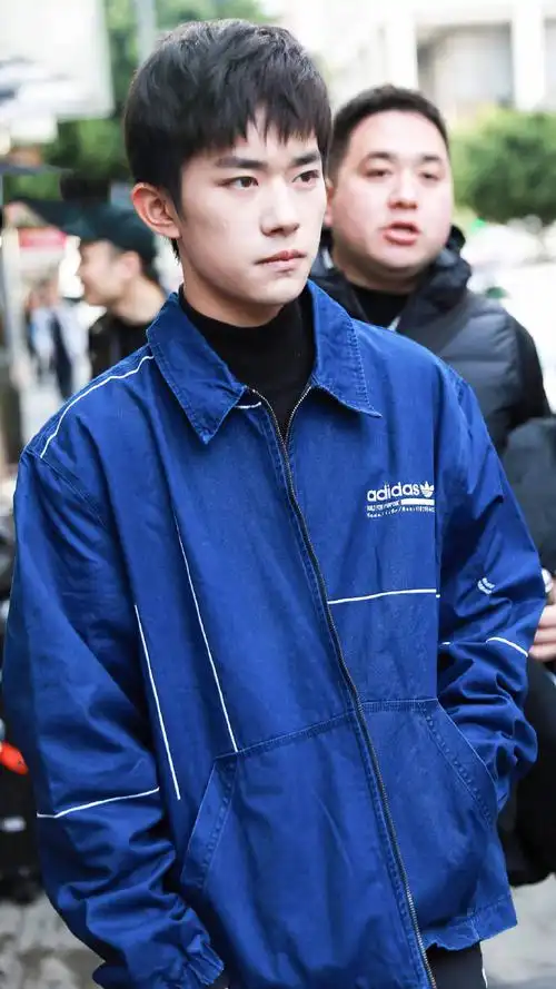 易烊千玺身着蓝色牛仔外套, 干净清爽的穿搭