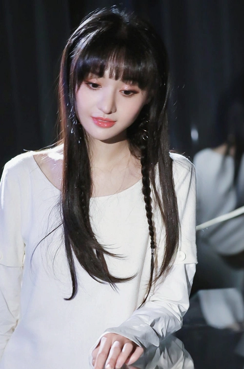 郑爽认为长发披肩太普通又不想扎马尾耳后编两个辫子太仙了