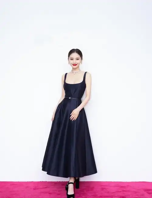 王子文恋爱后改变挺大,身穿老气黑裙都很美,衣品像是"开了挂"