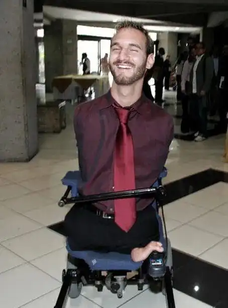 天生没有四肢,却娶娇妻5年生4娃的尼克·胡哲,是怎么做到的