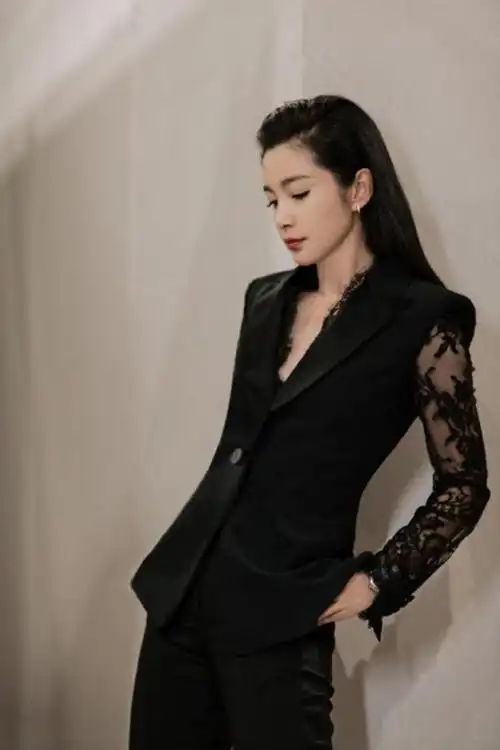 李冰冰一身黑色西服气场slay,蕾丝设计增添浪漫感