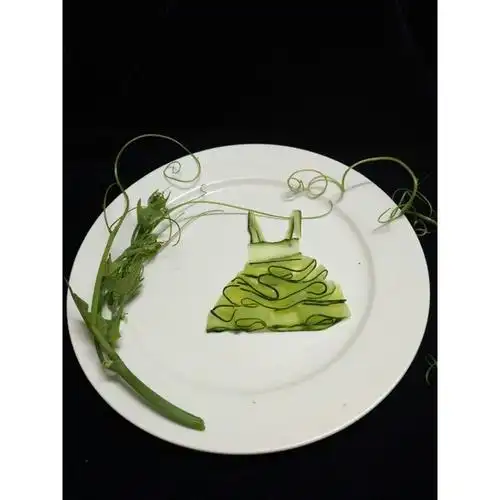 小茜私房菜做的创意黄瓜盘饰摆盘拼盘有小裙子