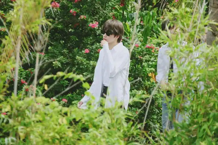 连淮伟综艺录制饭拍 是被鲜花和绿意环绕的墨镜酷崽小连呀_高清图集