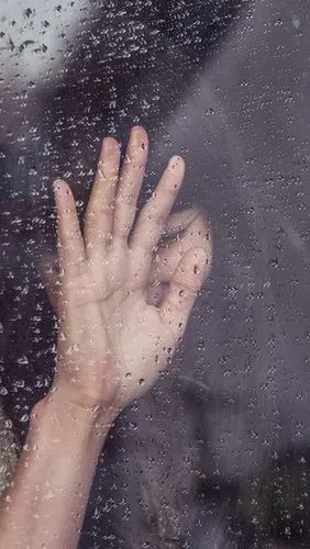 雨中窗户后的美女伤感美女手机图片