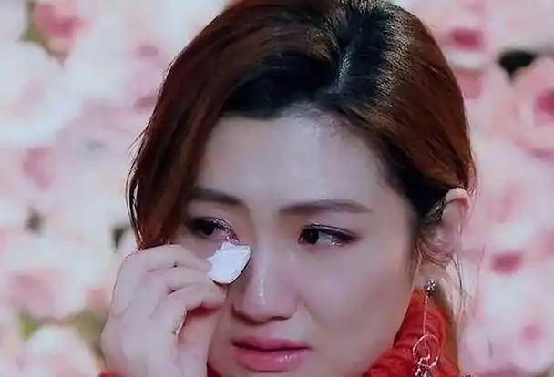 她19岁爆红,意外毁容被前夫嫌"想吐",现与小7岁男友未婚生子