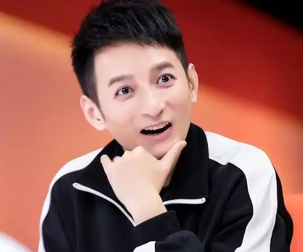 《快乐大本营》,这是一档充满欢声笑语的真人秀,在何炅,谢娜,李维嘉