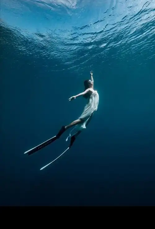 海底潜水的超美潜水美女手机壁纸