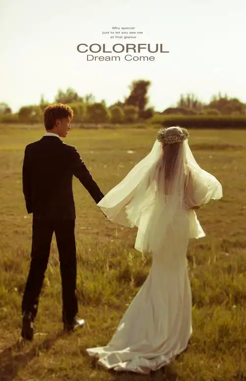 摄影师刘栋的婚纱摄影作品《外景草地客片》