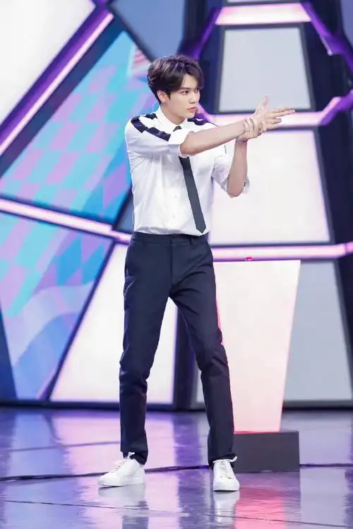 内娱九头身身材的明星#还有谁没看过林彦俊的全身照嘛?