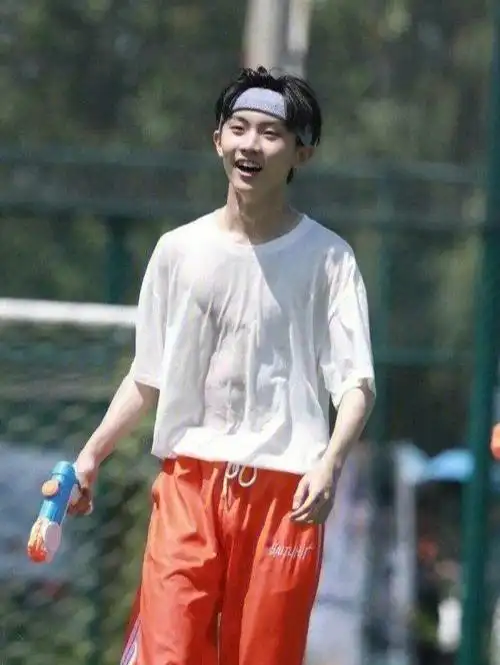 吸溜马嘉祺腹肌照