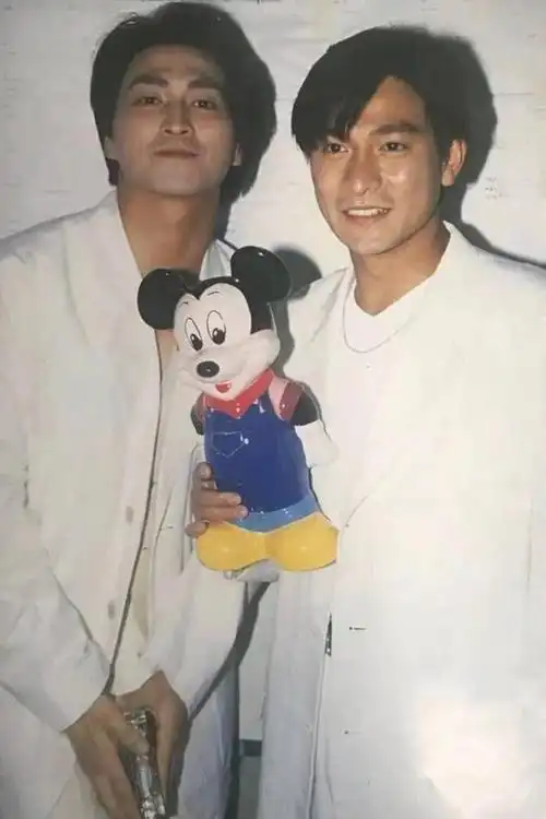 何家劲61岁颜值不掉线,身形健壮堪比猛男,仍是妈妈们的梦中男神