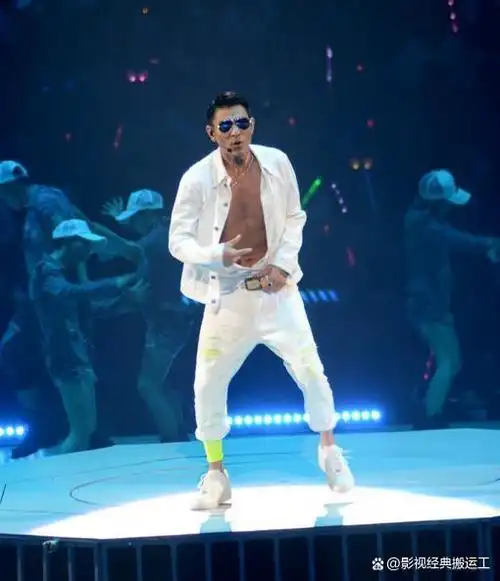 刘德华60岁六块腹肌,流量明星却放飞自我,天王的自律真是绝了