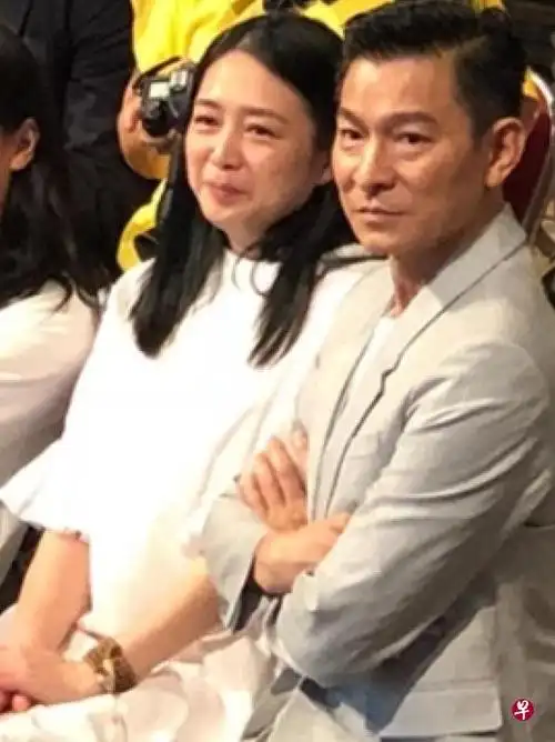 刘德华(右)与老婆朱丽倩出席女儿幼稚园毕业典礼. (网络照)