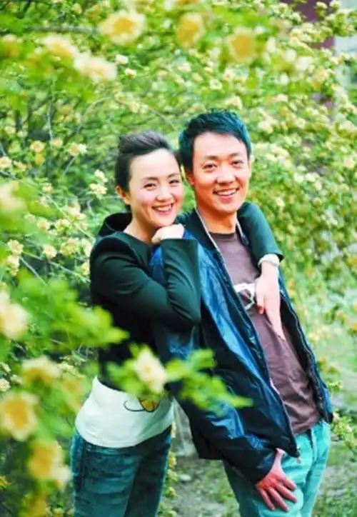 辛柏青一家4口在澳洲被偶遇,妻子朱媛媛骨相绝佳,49岁仍漂亮