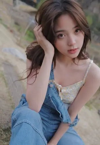 一键举报图片简介: 5月16日,欧阳娜娜在微博晒出夏日写真美照,她穿着