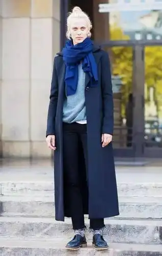 比起全身一体色的沉闷,不同深浅的蓝色搭配层次感更丰富,不容易出错