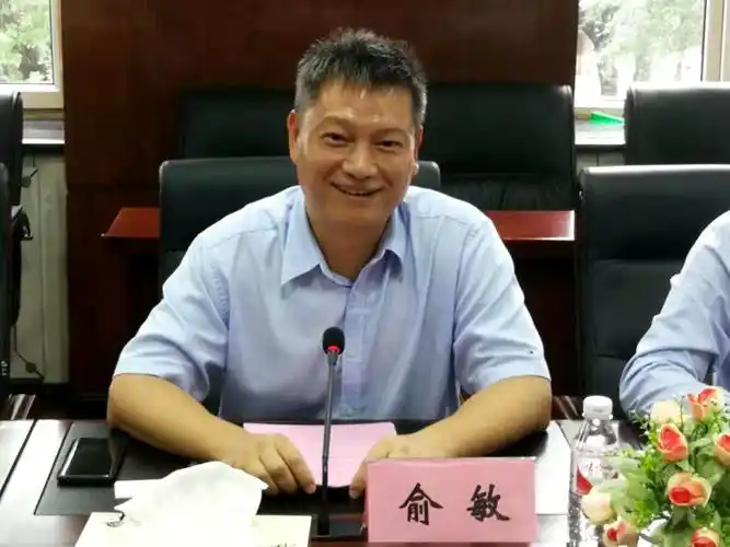 俞敏介绍天江药业有限公司发展情况及发展愿景,并表示在学校设立奖学