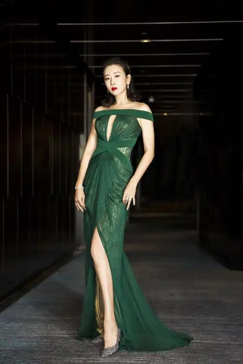 优雅女神斓曦身穿tadashishoji走秀款弹力打条针织镶条斜肩连衣裙帅气