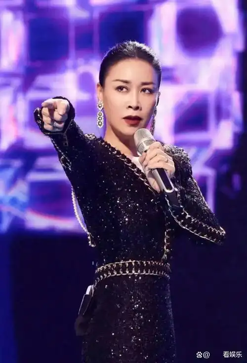 那英,这位中国著名女歌手,一直在娱乐圈中拥有着举足轻重的地位.