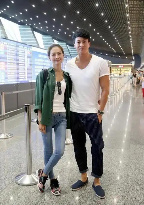 何润东|何润东对老婆林姵希说:"你跟江疏影撞脸了!