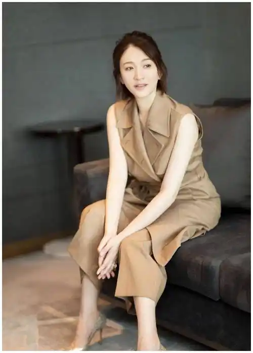 43岁李小冉穿浅杏色风衣尽显贵妇范,配锁骨卷发时髦优雅,真减龄_女性