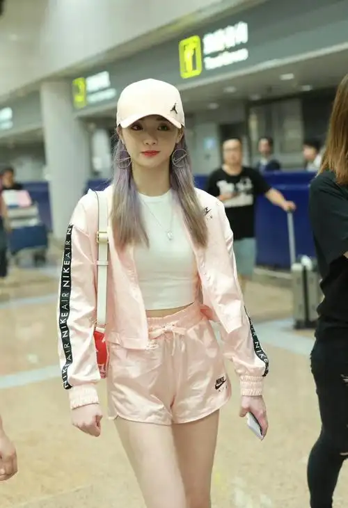 周洁琼机场生图直拍姐姐这发色好漂亮