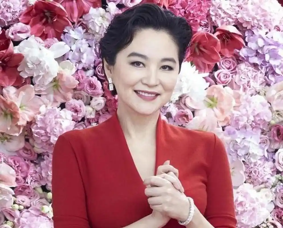 68岁林青霞现身太辣眼睛,看完她的真我想要看看69岁赵雅芝洗眼_金纳莱