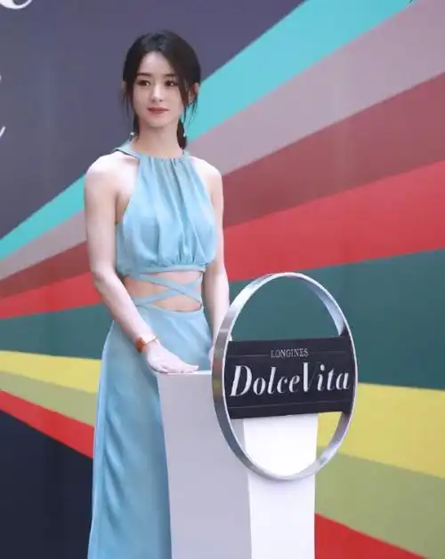 赵丽颖身高165cm,但体重却常年维持在80斤左右,她的蚂蚁腰更是火出圈