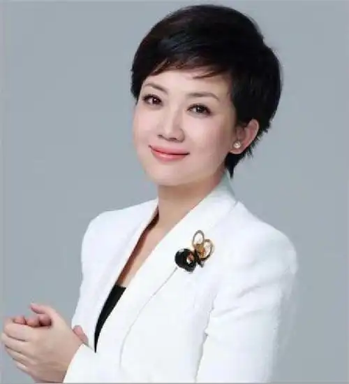 辽宁台最年轻主持人24岁进入央视42岁至今未嫁素颜好美