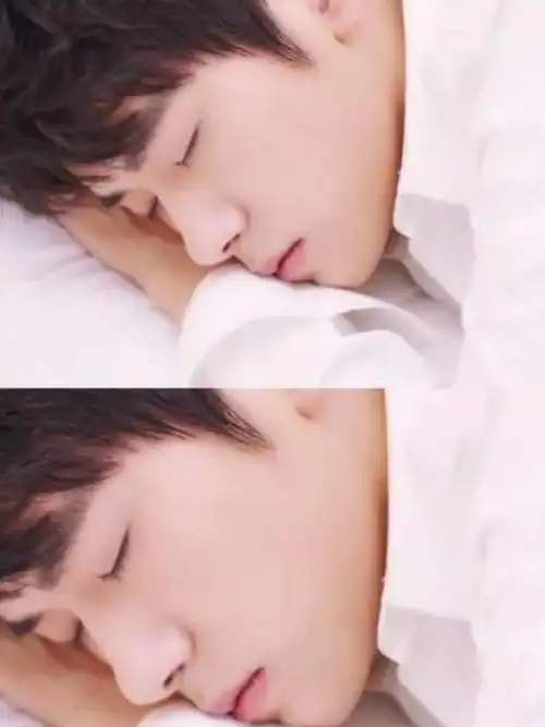 觉得王俊凯的睡颜比较搞笑,真的像王源和易烊千玺说的一样张着口睡觉