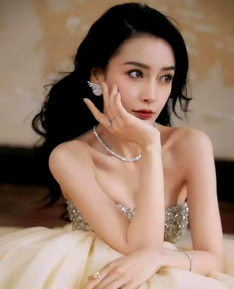 angelababy身穿鹅黄色抹胸晶钻公主裙,优雅灵动,美得令人心醉.