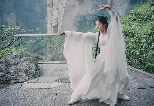 刘亦菲小龙女白衣舞剑旧照