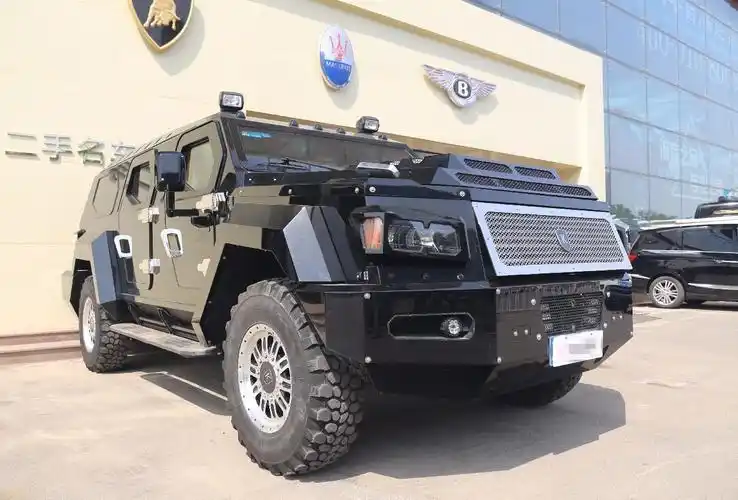 比幻影贵200万的越野车因为车太高只能停外面晒太阳