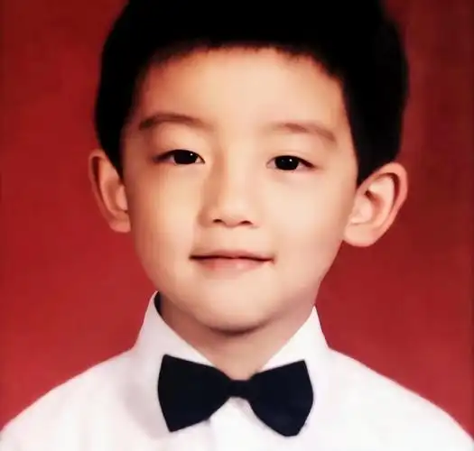 苗苗深夜晒老照片怀念爷爷幼年期照片曝光撞脸郑恺超有夫妻相