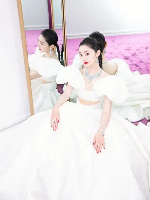 穿我设计作品的明星宋轶