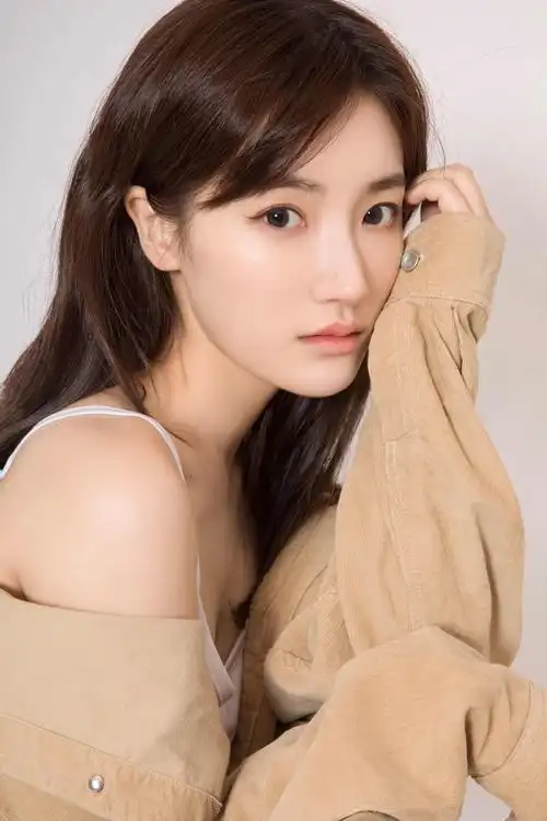 "最美校服女生"高晴仙系写真曝光,完美诠释甜美时尚风