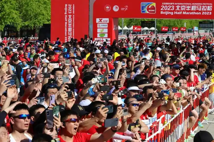 2023北京半程马拉松今晨鸣枪开跑肯尼亚选手跑进1小时大关