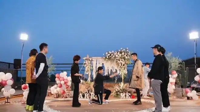 姜潮求婚麦迪娜全过程曝光求婚成功甜蜜相拥亲吻画面超温馨