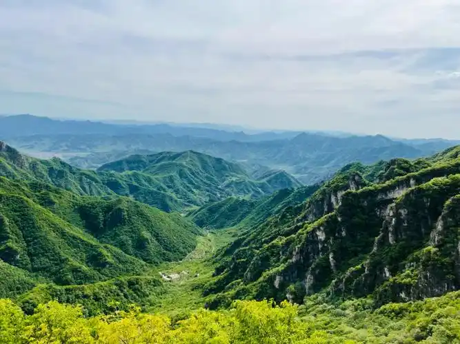 景区: 九眼楼长城风景区地址:延庆区四海镇石窑村门票: 40元交通:自驾
