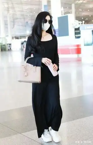 范冰冰无戏可拍发福了?穿休闲长裙小肚腩明显,穿着低调难掩美艳