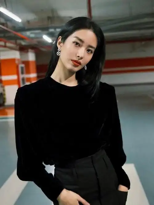 杨采钰停车场拍照一身黑配长靴美成梁思申法式穿搭真抢镜