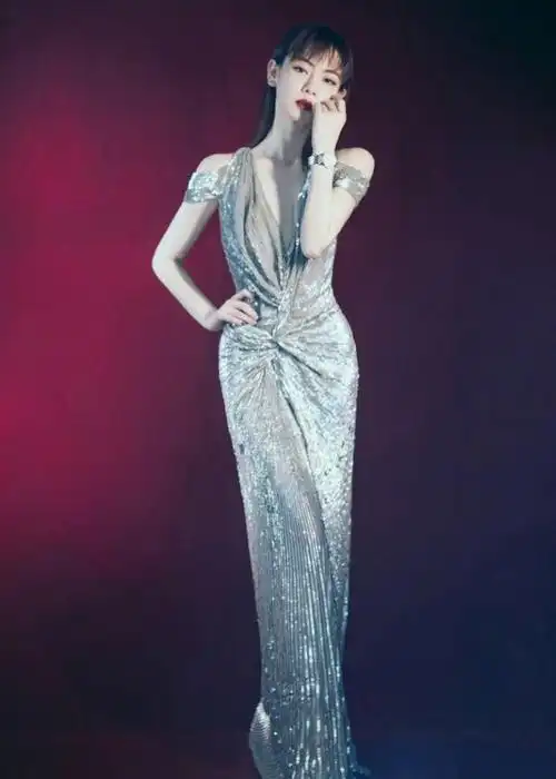 现在不流行巴掌腰了戚薇秀出排骨腰好身材尽显