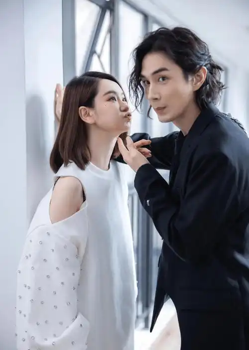 短短几分钟,戚薇就给出了回应,不愧是熬夜小能手,坐个月子也让老公