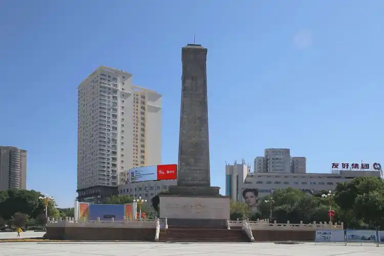 乌鲁木齐人民广场正在装修,好不容易拍了一张纪念碑背面照