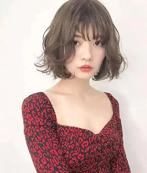 四个实用的瘦脸发型,时尚洋气又显脸小