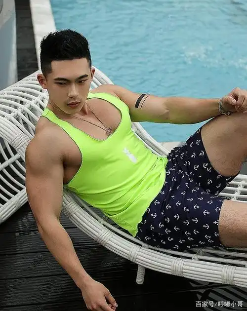 再加上健壮的身材,更显阳光帅气,作为某宝的专职男装男模,身材肯定是