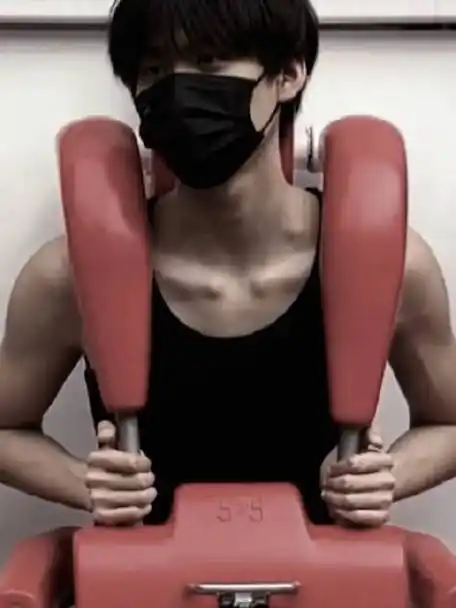 肌肉青筋锁骨,一时间不知道先看哪里了#周柯宇世界之窗vlog#首都一橘