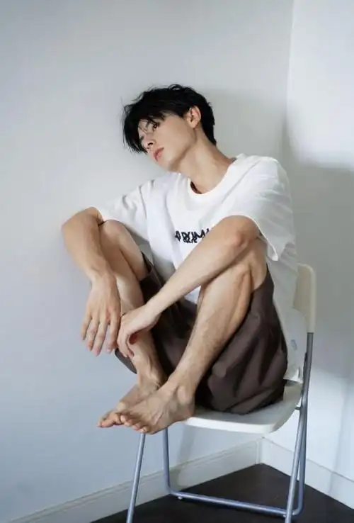 男生拍照这样摆pose能帅10倍