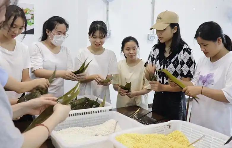 学前教育中高职学院开展包粽子活动.广西幼师供图